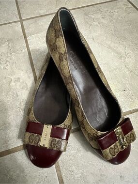 Gucci Brown Monogram Ballet Flats with Burgundy Cap Toe and Gold Hardware